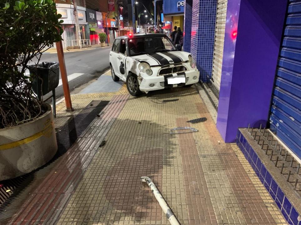 Foto 8 de 10 — Carro vai parar na calçada após acidente com moto no Centro de Araraquara
